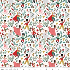 Può includere: Un tessuto bianco con un motivo ripetuto di schiaccianoci, ballerine in abiti rosa e bianchi, topi con mantelli rossi, cardinali, rami di pino, bacche di agrifoglio e corni dorati, con un righello da 30 cm sul bordo inferiore.