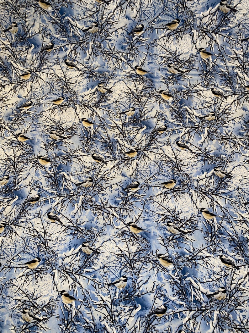 K&ouml;nnte beinhalten: Ein nahtloses Muster mit einem blauen und wei&szlig;en Aquarellhintergrund und einem sich wiederholenden Muster aus kleinen V&ouml;geln, die auf kahlen, schneebedeckten &Auml;sten sitzen.