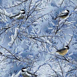 K&ouml;nnte beinhalten: Eine winterliche Szene mit einem schneebedeckten Wald und mehreren Kohlmeisen, die auf &Auml;sten sitzen. Die &Auml;ste sind mit Schnee bedeckt und der Hintergrund ist hellblau.