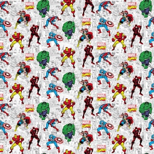 以下が含まれることがあります： ハルク、ソー、アイアンマン、キャプテン・アメリカ、スパイダーマン、デアデビルなどのカラフルなマーベル・コミックのスーパーヒーローと、マーベル・コミックのロゴが、白黒のコミックページの背景に繰り返される生地のパターン。