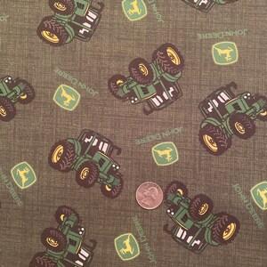 John Deere Tessuto Di Cotone Per Trapunta – Motivo Fattoria Con Trattore, Mucca E Fienile – Venduto Al Metro - 4
