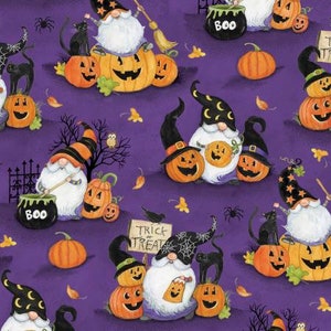 Gnomos de Halloween, tela de Halloween, Susan Winget, estampados de Wilmington, Gnomos escénicos morados, 39792-689, Boo Crew, calabazas, Halloween morado,