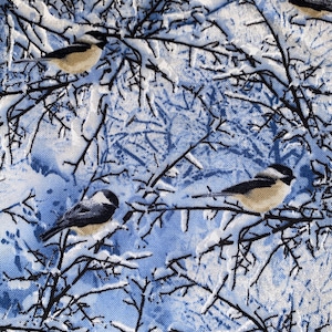 K&ouml;nnte beinhalten: Ein blauer und wei&szlig;er Stoff mit einem sich wiederholenden Muster aus schwarzen &Auml;sten und kleinen grauen V&ouml;geln. Die &Auml;ste sind mit Wei&szlig; bedeckt, das an Schnee erinnert. Die V&ouml;gel sitzen auf den &Auml;sten.
