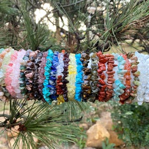 Pulsera de chips de cristal hecha a mano, energía curativa y diseño de piedras preciosas único para protección, equilibrio y estilo