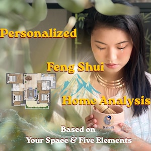 Puede incluir: Imagen promocional para un análisis Feng Shui personalizado del hogar. La imagen presenta un plano de planta, superposición de texto y una persona sosteniendo un cuenco rosa con un batidor. El texto incluye "Análisis Feng Shui personalizado del hogar basado en tu espacio y los cinco elementos."