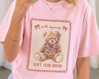 Weiches Jahr voraus Teddybär T-Shirt - süßes Bären-Grafik-T-Shirt, Neujahrs-Komfort-Shirt, gemütliches ästhetisches Sommer-T-Shirt