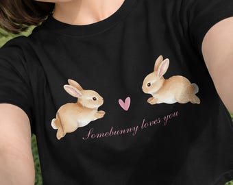 Somebunny liebt dich Crop Top, süßes Häschen T-Shirt, Osterhase T-Shirt, Freundin Geschenk, Kawaii Kaninchen Shirt, Frühlings Outfit, Geburtstag Geschenkidee