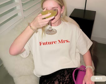 Zukünftige Frau T-Shirt, personalisiertes Braut-Shirt mit Nachnamen, Verlobungsgeschenk, Brautdusche Outfit, einfache Junggesellinnenabschiede