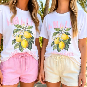 Maglietta con limone della Costiera Amalfitana - Outfit per le vacanze estive, T-shirt da viaggio in Italia, regalo di frutta alla moda per lei, T-shirt da viaggio in Italia, T-shirt regalo per gli amanti dei limoni immagine 2