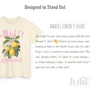 Pu&ograve; includere: Una t-shirt color crema con una grafica di limoni e il testo "Amalfi Lemons". Il testo "Amalfi" &egrave; in rosa e il testo "Lemons" &egrave; in rosa chiaro. Il testo "Designed to Stand Out" &egrave; nella parte superiore dell'immagine e il testo "Amalfi Lemon T-Shirt" &egrave; nell'angolo in alto a destra dell'immagine.