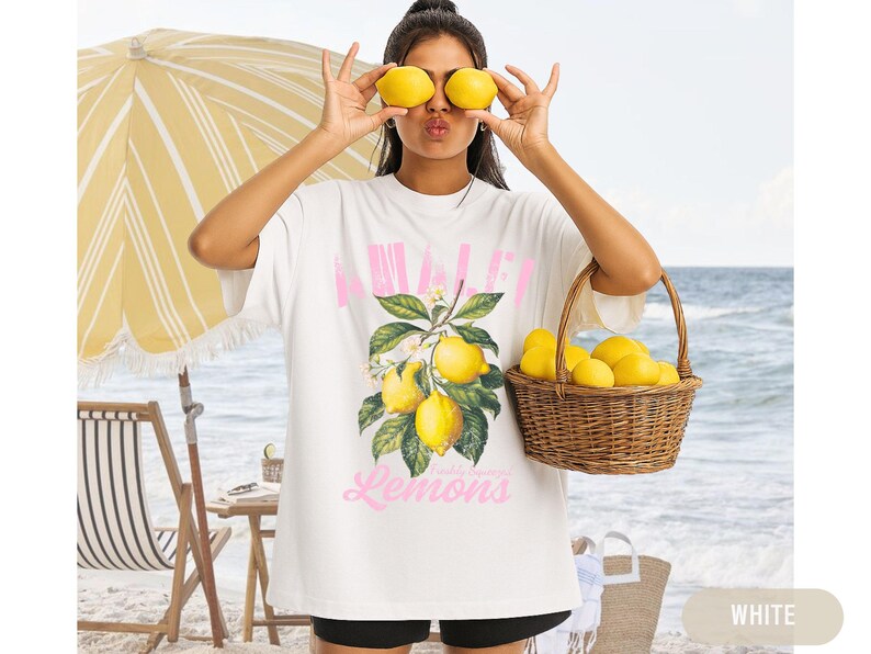 Maglietta con limone della Costiera Amalfitana - Outfit per le vacanze estive, T-shirt da viaggio in Italia, regalo di frutta alla moda per lei, T-shirt da viaggio in Italia, T-shirt regalo per gli amanti dei limoni immagine 6