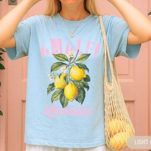 Maglietta con limone della Costiera Amalfitana - Outfit per le vacanze estive, T-shirt da viaggio in Italia, regalo di frutta alla moda per lei, T-shirt da viaggio in Italia, T-shirt regalo per gli amanti dei limoni immagine 3