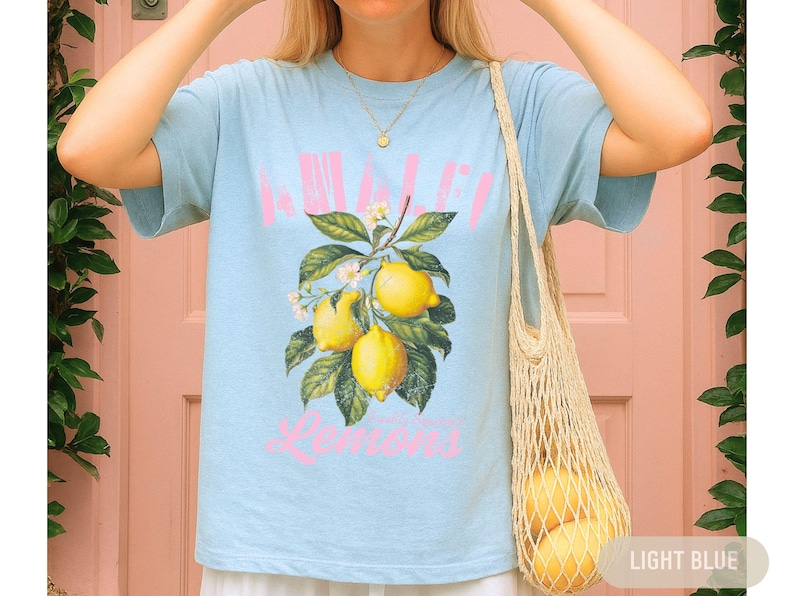 Maglietta con limone della Costiera Amalfitana - Outfit per le vacanze estive, T-shirt da viaggio in Italia, regalo di frutta alla moda per lei, T-shirt da viaggio in Italia, T-shirt regalo per gli amanti dei limoni immagine 3