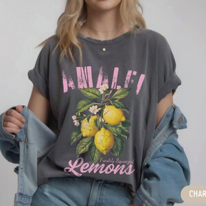 Maglietta con limone della Costiera Amalfitana - Outfit per le vacanze estive, T-shirt da viaggio in Italia, regalo di frutta alla moda per lei, T-shirt da viaggio in Italia, T-shirt regalo per gli amanti dei limoni immagine 5