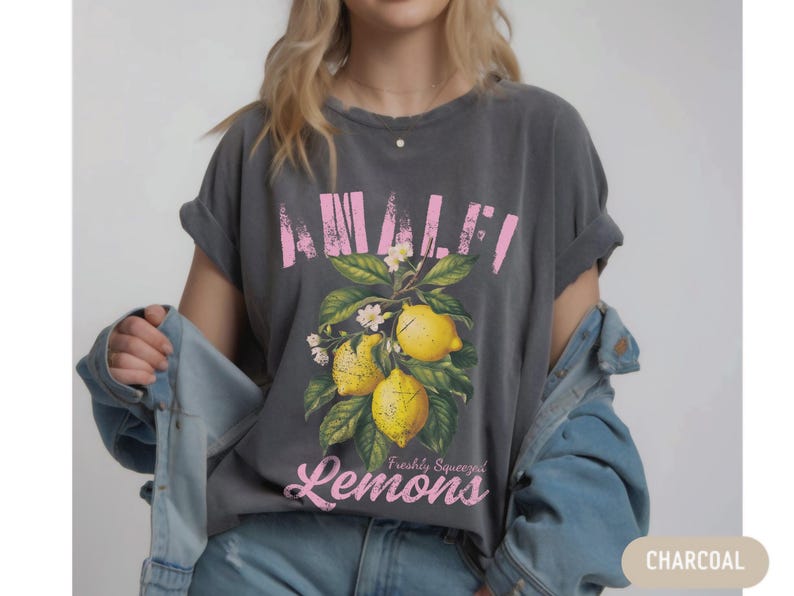 Maglietta con limone della Costiera Amalfitana - Outfit per le vacanze estive, T-shirt da viaggio in Italia, regalo di frutta alla moda per lei, T-shirt da viaggio in Italia, T-shirt regalo per gli amanti dei limoni immagine 5