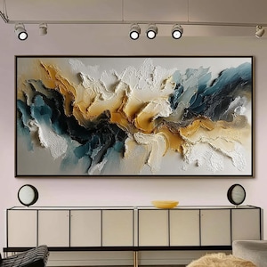 Könnte beinhalten: Ein großes, rechteckiges Wandbild mit dicken, strukturierten Impasto-Farbaufträgen in den Farben Dunkelmarineblau, Goldgelb und strahlendem Weiß. Die abstrakte Komposition erzeugt einen dynamischen, geschichteten Effekt mit erhabenen Kanten.