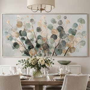 Peut inclure: Une grande œuvre d'art murale rectangulaire représentant une peinture abstraite de branches d'eucalyptus aux feuilles arrondies dans des tons vert sauge, bleu sarcelle et beige doux, sur fond gris clair, encadrée d'un fin cadre en métal argenté.