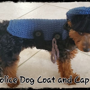 Peut inclure: Un petit chien portant un manteau et une casquette de police bleus crochetés à la main. Le manteau a deux boutons noirs et une boucle décorative. La casquette est noire avec un bord bleu. Le texte "Police Dog Coat and Cap" est en bas.