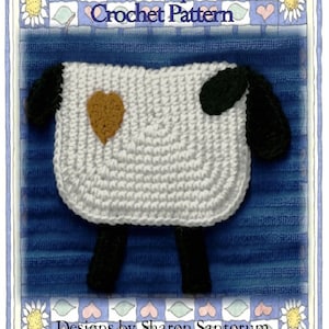 以下が含まれることがあります： 羊の形をした、茶色のハートがついた、かぎ針編みの鍋敷きのパターンです。羊は白で、耳と足が黒いです。パターンは青と白のチェック柄の背景に、「Primitive Sheep Hot Pad Crochet Pattern」と「Designs by Sharon Santorum」のテキストが書かれています。