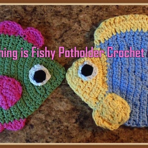 Puede incluir: Dos agarraderas de olla de pescado de ganchillo. Una es verde con detalles en rosa y la otra es azul con detalles en amarillo. El texto "Something is Fishy Pot Holder Crochet Patterns" está escrito en la parte superior de la imagen.