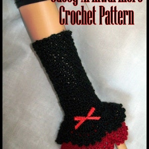 Puede incluir: Calientamanos de crochet negro y rojo con un lazo rojo. Patrón de crochet Casey Armwarmers. Diseño de Sharon Santorum.