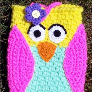 Puede incluir: Un protector de libro electrónico de punto de ganchillo en forma de búho, en amarillo, rosa, turquesa y morado, con una flor en la parte superior. El texto "Bree's eBook Cozy Crochet Pattern" está en la parte superior de la imagen y "Design by Sharon Santorum" en la parte inferior.