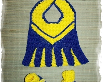 Puede incluir: Un conjunto de bebé tejido a crochet en azul y amarillo. El conjunto incluye un babero, botines y un vestido con un diseño de animadora. El texto "Littlest Cheerleader" está en la parte superior de la imagen.