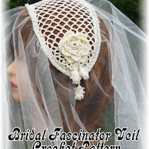 Puede incluir: Un velo de novia de crochet blanco con un diseño floral. El velo se lleva sobre un velo de novia blanco. "Bridal Fascinator Veil Crochet Pattern" está escrito debajo de la imagen. "Design by Sharon Santorum" está escrito debajo del texto.