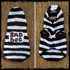 Può includere: Maglia a crochet per cani a strisce bianche e nere con una toppa marrone che dice "Bad Dog".