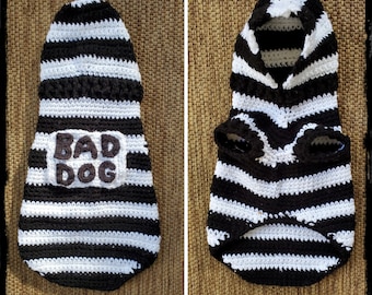Może przedstawiać: Czarno-biały, dziergany na drutach sweter dla psa w paski z brązową łatą z napisem "Bad Dog".