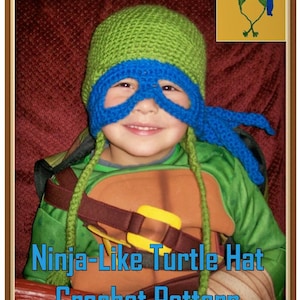 Puede incluir: Un gorro de crochet verde y azul con una máscara, diseñado para parecerse a una Tortuga Ninja. El gorro lo lleva puesto un niño vestido de Tortuga Ninja. El texto "Ninja-Like Turtle Hat Crochet Pattern" es visible en la imagen.