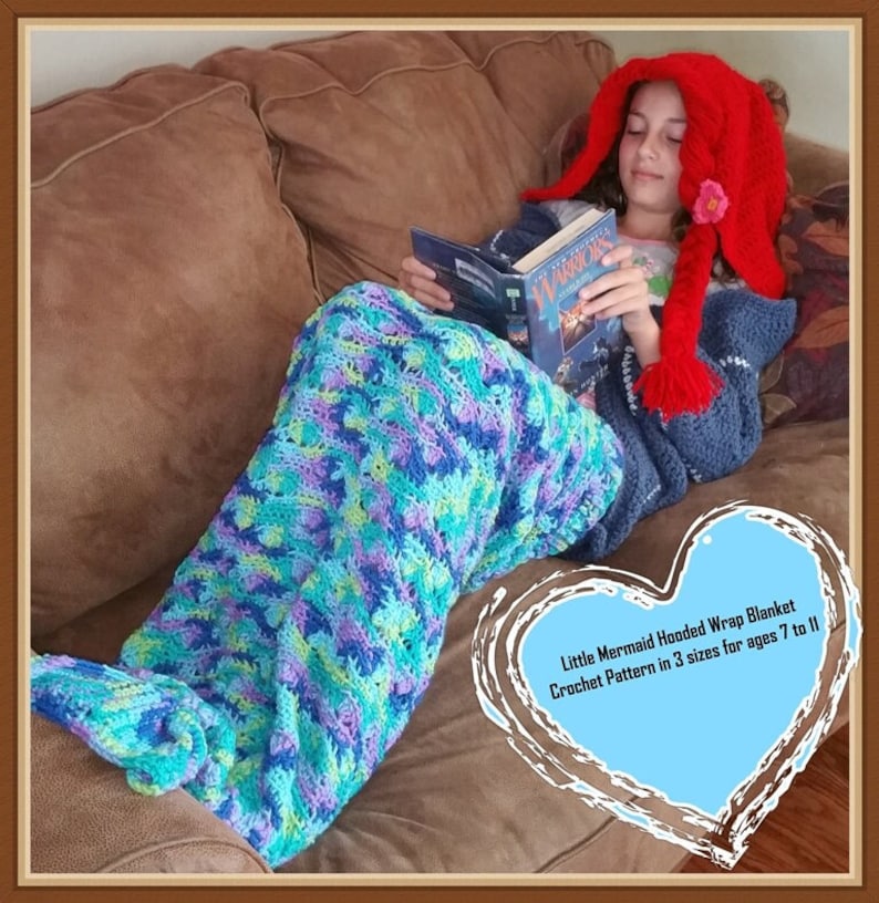 Puede incluir: Una ni&ntilde;a con una manta de cola de sirena de crochet rojo y una capucha a juego est&aacute; leyendo un libro en un sof&aacute; marr&oacute;n. La manta es multicolor con hilo azul, verde y morado. El texto del libro dice "Warriors". La imagen incluye el texto "Little Mermaid Hooded Wrap Blanket Crochet Pattern in 3 sizes for ages 7 to 11."