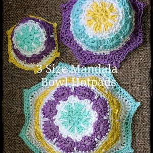 Peut inclure: Trois dessous-de-plat en forme de mandala crochetés de différentes tailles. Le plus grand dessous-de-plat est violet, jaune, blanc et turquoise. Le dessous-de-plat moyen est violet, jaune, blanc et turquoise. Le plus petit dessous-de-plat est violet, jaune, blanc et turquoise.