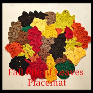 Può includere: Tovaglietta all'uncinetto a forma di foglie autunnali in varie tonalità di marrone, rosso, verde e giallo. La tovaglietta ha la forma di un mucchio di foglie e ha il testo "Fall Pile of Leaves Placemat" scritto sotto.