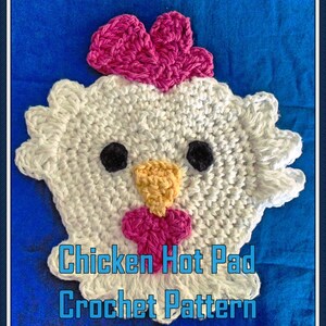 Puede incluir: Un posavasos de pollo blanco tejido a crochet con un lazo rosa, un pico amarillo y ojos negros. El texto "Chicken Hot Pad Crochet Pattern" está debajo de la imagen.