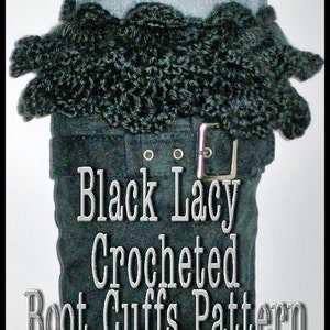 Op de afbeelding: Zwart gehaakt patroon voor laarzenmanchetten. De manchetten zijn gemaakt met een kantpatroon en worden getoond op een zwarte spijkerbroek.