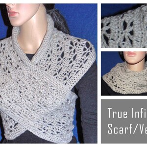 Puede incluir: Una bufanda o chaleco infinito de ganchillo en color beige claro. La bufanda está hecha con un delicado patrón de calado y la lleva puesta un maniquí.