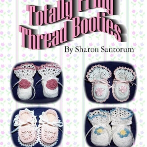 Puede incluir: Seis pares de botines de bebé tejidos a crochet con bordes con volantes. Los botines son de color rosa, blanco y azul. El título "Totally Frilly Thread Booties" se muestra encima de los botines. El texto "By Sharon Santorum" se muestra debajo de los botines.