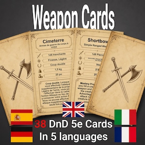 Puede incluir: Un conjunto de 38 cartas de estilo pergamino beige tituladas Weapon Cards, con ilustraciones de espadas y hachas. Las cartas muestran estadísticas de juego, texto en varios idiomas e iconos para tipos de daño, peso y valor para un juego de rol.