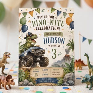 Può includere: Un biglietto d'invito per compleanno con un dinosauro verde che indossa occhiali da sole e un berretto da baseball alla guida di un monster truck blu. Il testo recita: Rev up for a dino-mite celebration! Our little dude Hudson is turning 3. Saturday November 15, 3:00 PM to 5:00 PM, Perth Zoo, Mends Street, South Perth. RSVP to Alison 0400 754 231 by 1st Nov.