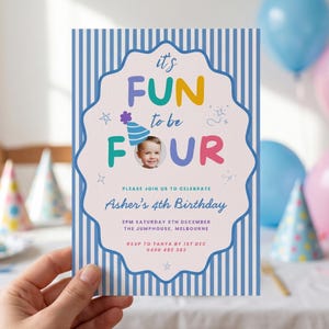 Pode incluir: Um cartão de convite de aniversário retangular com listras verticais azuis e brancas. O centro apresenta uma moldura branca recortada com o texto 'it's FUN to be FOUR', a foto de uma criança e detalhes do 4º aniversário de Asher.