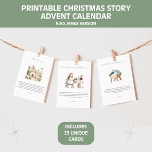 Puede incluir: Calendario de Adviento imprimible de la historia de Navidad con texto de la versión King James. Las tarjetas están colgadas de una cuerda con pinzas de madera. Cada tarjeta presenta una ilustración de acuarela y un versículo bíblico. La parte inferior de la imagen dice "INCLUDES 25 UNIQUE CARDS."