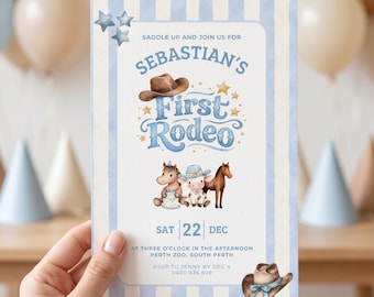 Puede incluir: Invitación azul claro y blanco con el texto "Sebastian's First Rodeo". La invitación presenta ilustraciones de un caballo, una vaca y un burro con sombreros de vaquero. La fecha es el 22 de diciembre.