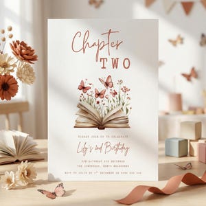 Può includere: Un biglietto d'invito per il compleanno con la scritta "Chapter TWO" in un carattere corsivo. La carta presenta un'illustrazione di un libro aperto con farfalle e fiori. È incluso anche il testo "Lily's 2nd Birthday", insieme ai dettagli dell'evento.