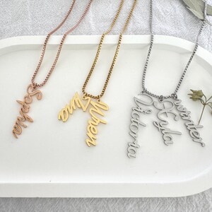 Puede incluir: Tres collares de oro con nombres personalizados, "Sophia", "Anne" y "Andrew", y tres collares de plata con nombres personalizados, "Victoria", "Kayla" y "Winter".