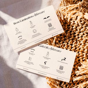 Könnte beinhalten: Zwei weiße Karten mit schwarzem Text und Illustrationen geben Pflegehinweise für die Wimpernlaminierung und das Wimpernlifting. Die Karte für die Wimpernlaminierung enthält Anweisungen, die Augenbrauen 12 Stunden lang nicht nass zu machen, ölbasierte Produkte zu vermeiden, extreme Hitze zu vermeiden und einen Folgetermin in 2-4 Wochen zu vereinbaren. Die Karte für das Wimpernlifting enthält Anweisungen, die Wimpern 24 Stunden lang trocken zu halten, ölbasierte Produkte 3 Wochen lang zu vermeiden, Dampf, heiße Duschen oder Saunagänge 24 Stunden lang zu vermeiden und das Schlafen auf dem Bauch zu vermeiden. Beide Karten enthalten ein Kalendersymbol mit einer Erinnerung, einen Folgetermin zu vereinbaren.