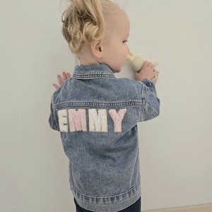 Personalisierte hellblaue Jeansjacke für Kinder mit Vornamen