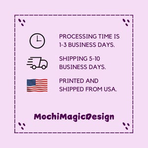 Może przedstawiać: Jasnofioletowa grafika z tekstem "PROCESSING TIME IS 1-3 BUSINESS DAYS." i "SHIPPING 5-10 BUSINESS DAYS." Obecna jest r&oacute;wnież grafika z flagą amerykańską wraz z tekstem "PRINTED AND SHIPPED FROM USA." Nazwa marki "MochiMagicDesign" znajduje się na dole.