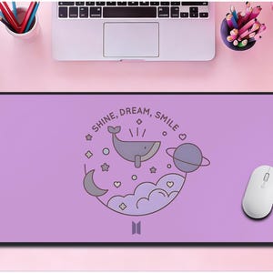 Lila K-Pop-Gamer-Setup, Wal-Fantasy-Mauspad, pastellfarbene Schreibtischunterlage – das perfekte Geschenk für K-Pop-Fans!
