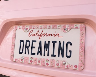 Coquette bloemen metalen kentekenplaathouder pastel autoaccessoire cadeau voor Coquette meisjes bloemen auto decoratie cadeau roze kentekenplaathouder